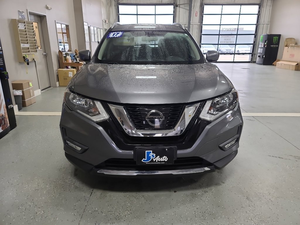 Used 2017 Nissan Rogue SV image 3