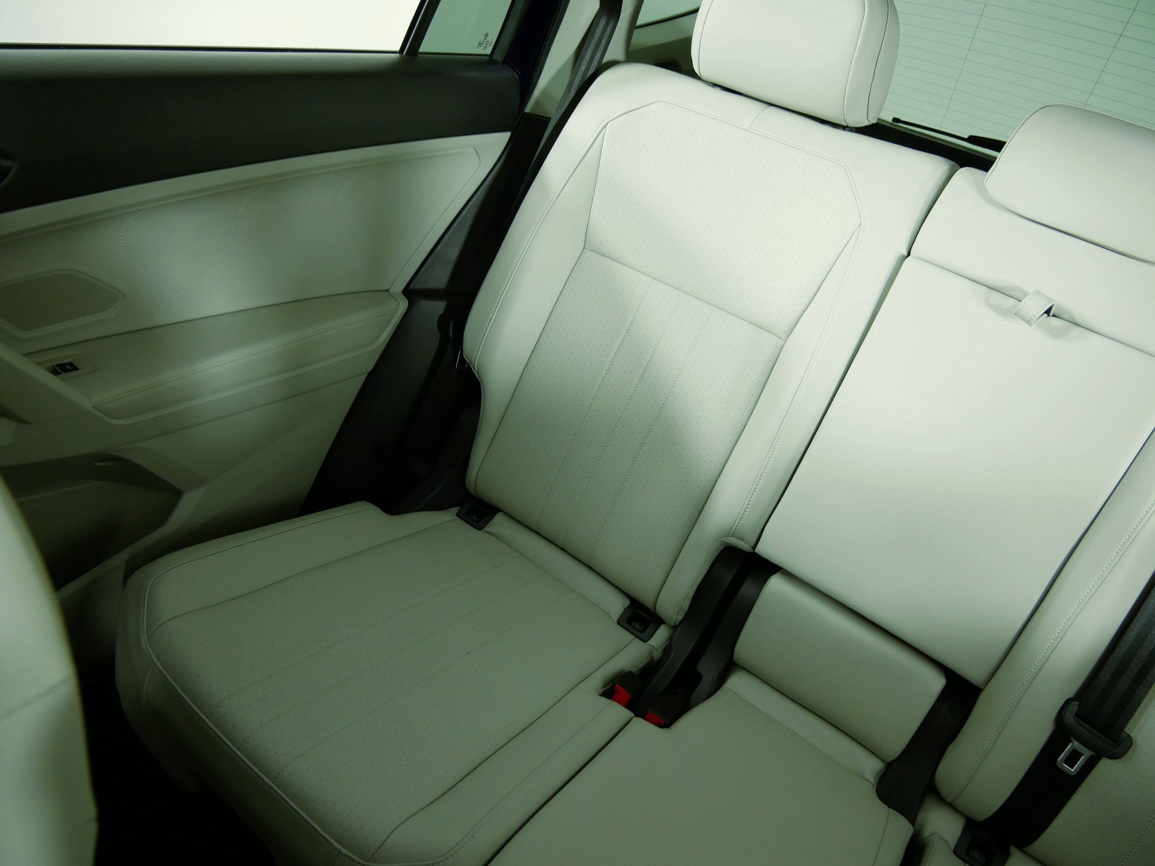 Certified 2022 Volkswagen Tiguan SE w/ Panoramic Sunroof Package image 12