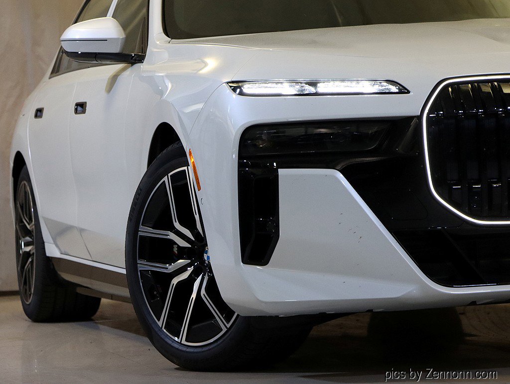 Used 2026 BMW 750e xDrive image 4