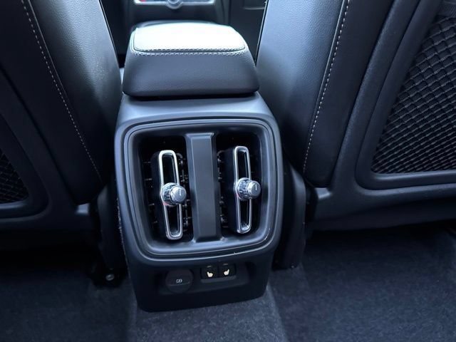 Certified 2025 Volvo XC40 B5 Core AWD/4WD image 17
