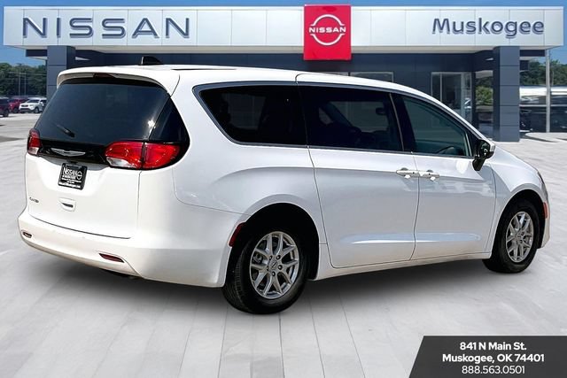 Used 2023 Chrysler Voyager LX FWD image 5