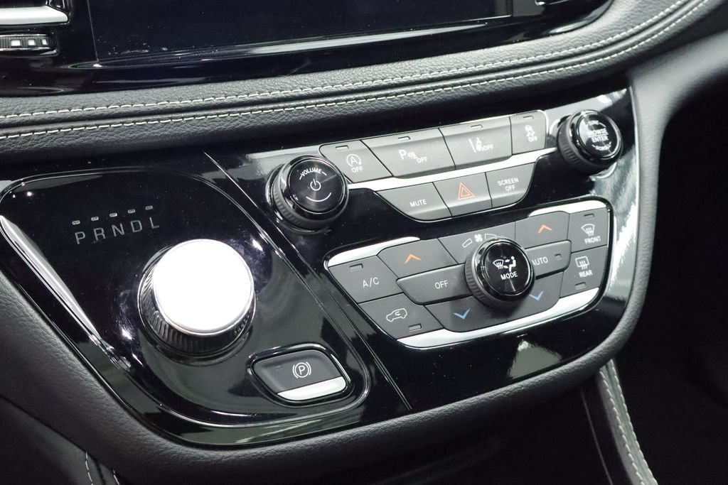 Certified 2025 Chrysler Pacifica Limited FWD image 20