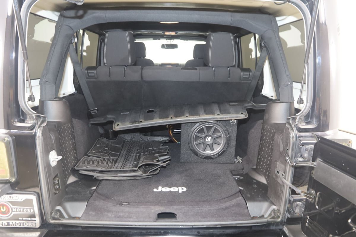 Used 2015 Jeep Wrangler Unlimited Sahara w/ Connectivity Group AWD/4WD image 39