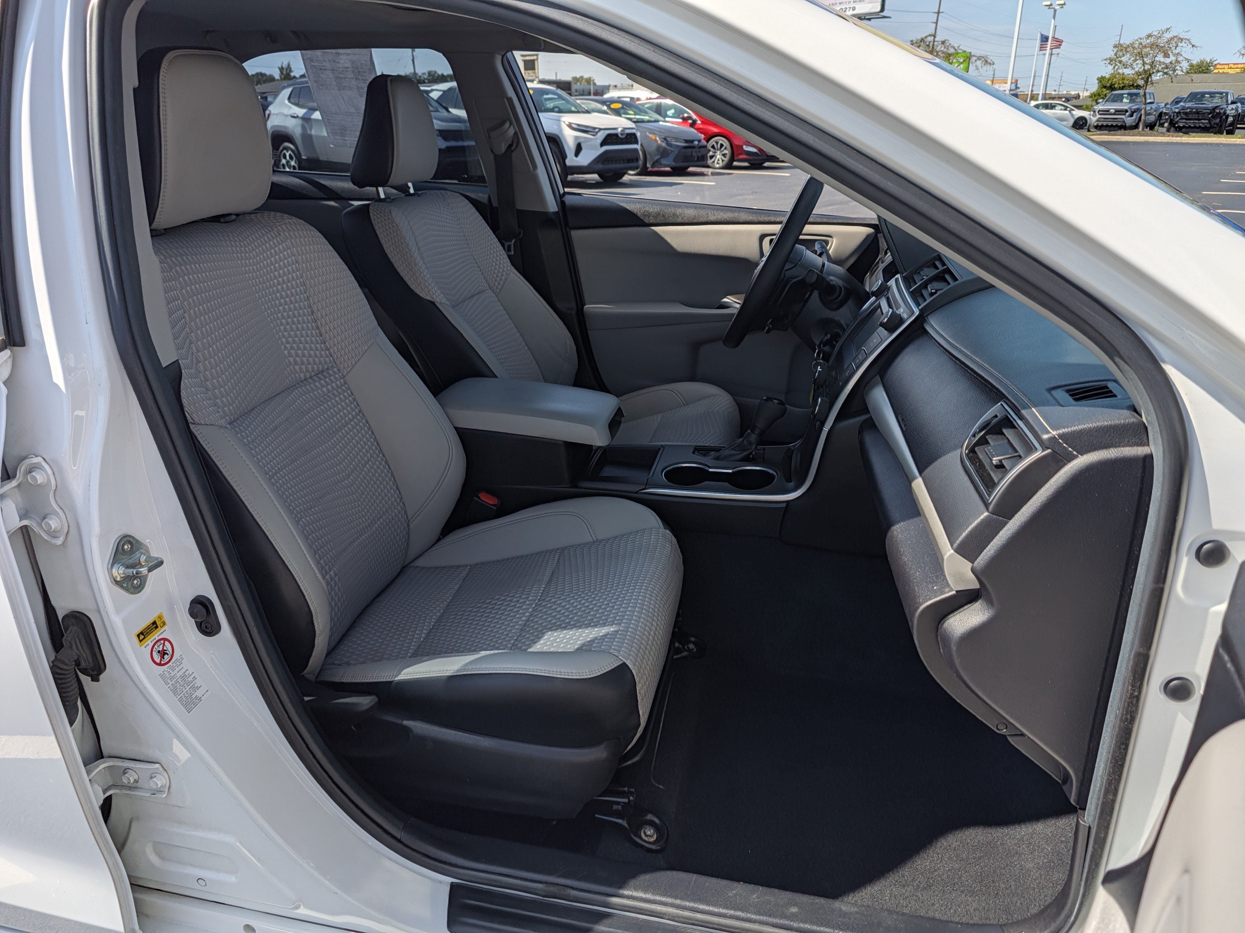 Used 2015 Toyota Camry SE w/ Moonroof Package FWD image 25