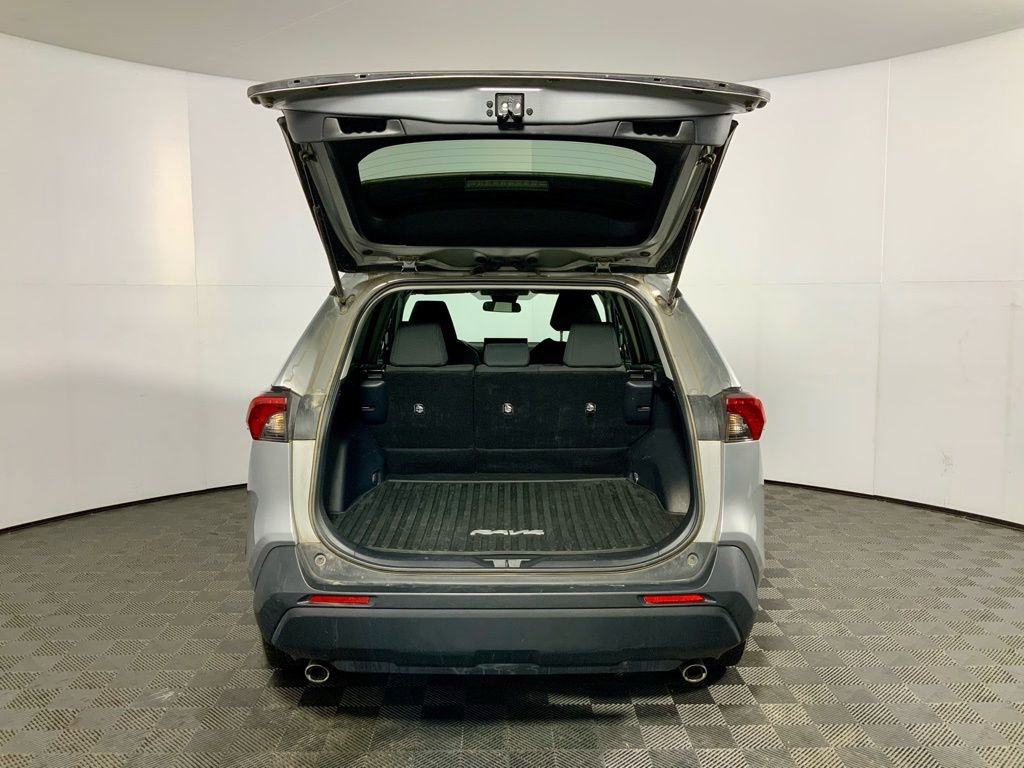 Used 2021 Toyota RAV4 LE image 12