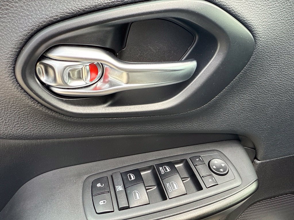 Used 2019 Jeep Cherokee Trailhawk w/ Cold Weather Group AWD/4WD image 19