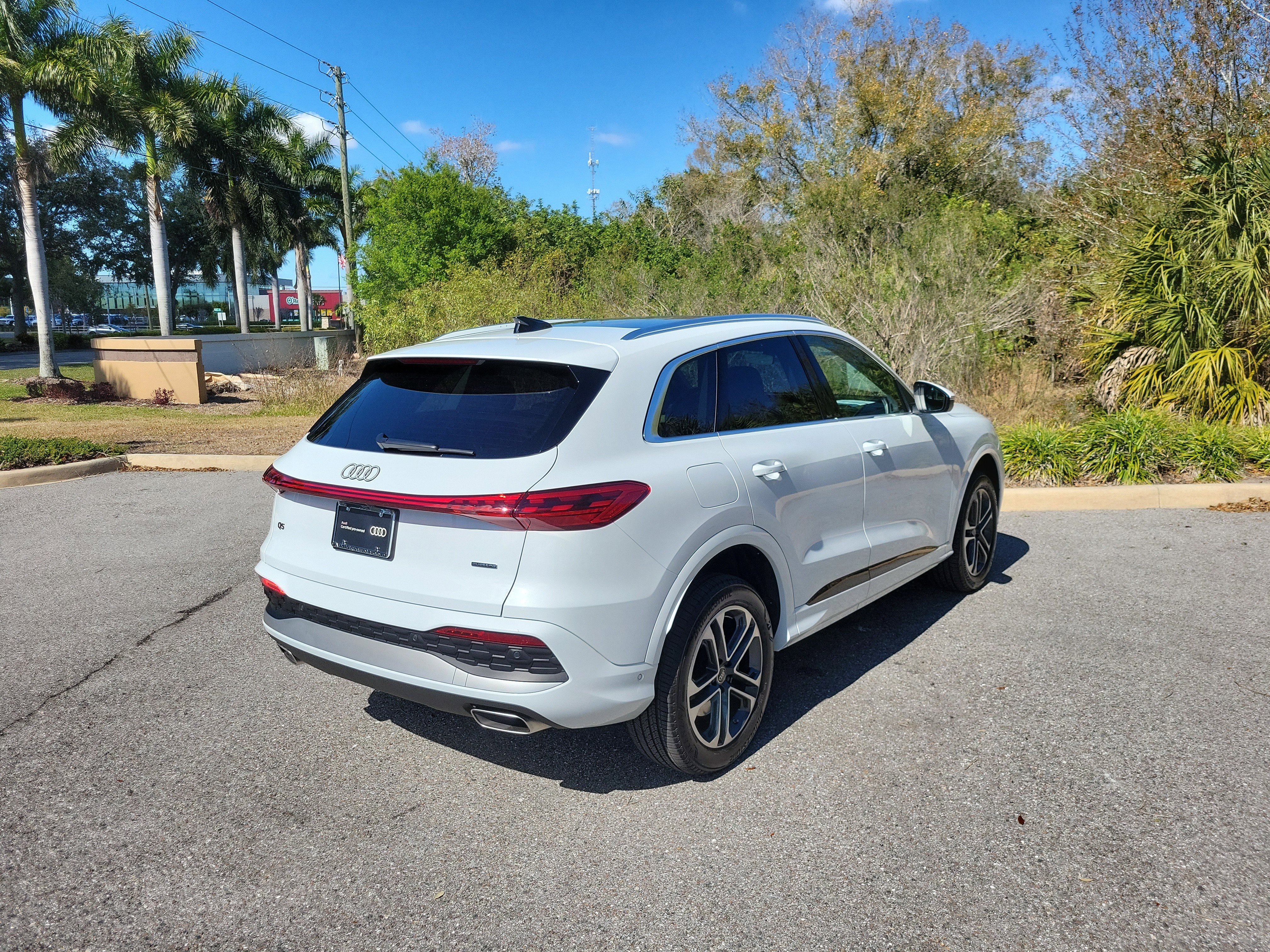 Used 2025 Audi Q5 Premium w/ Convenience Package image 4