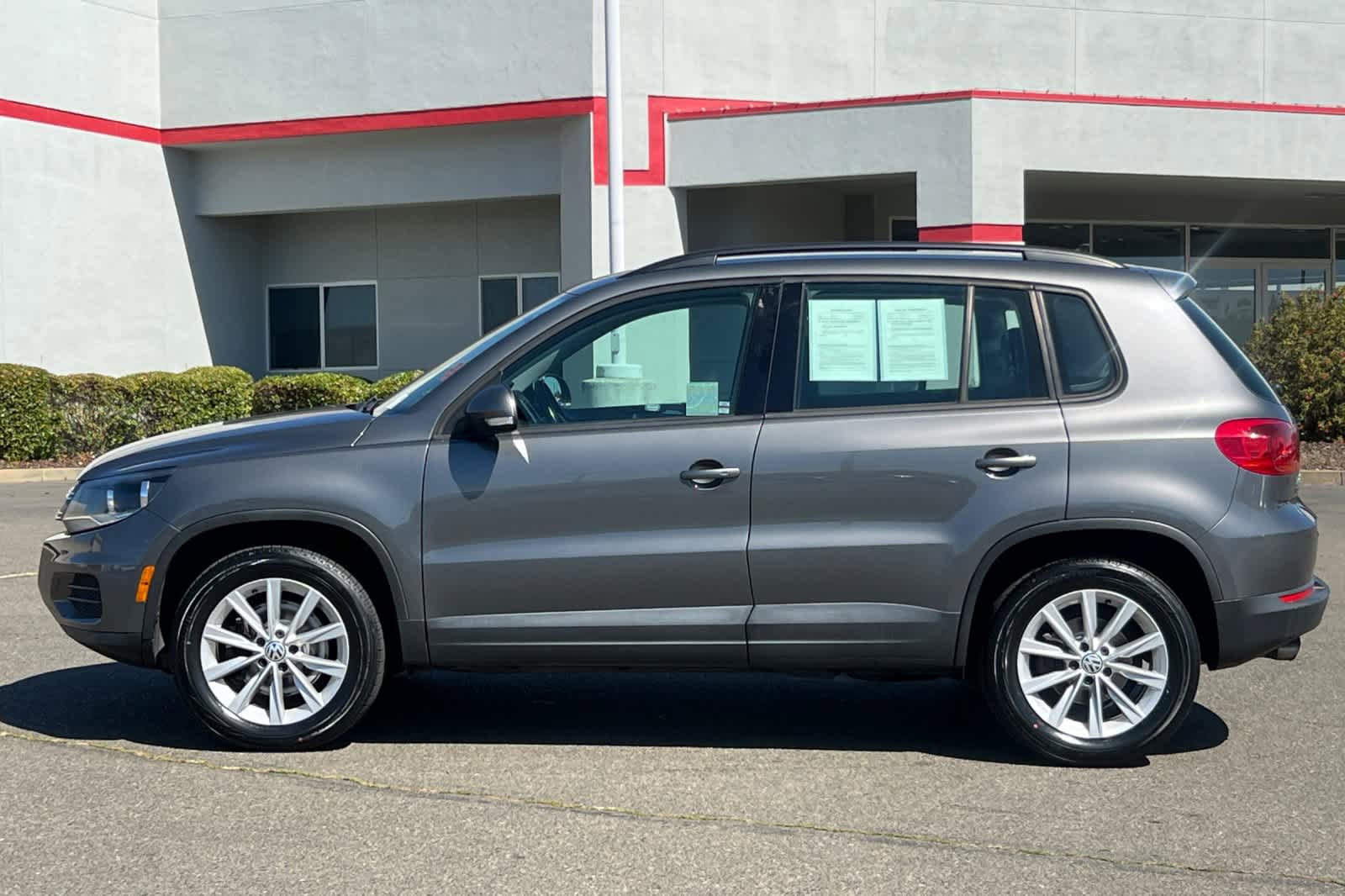 Used 2017 Volkswagen Tiguan Limited w/ Premium Package FWD image 9