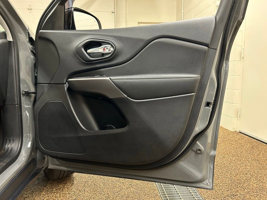 Used 2022 Jeep Cherokee Limited image 16