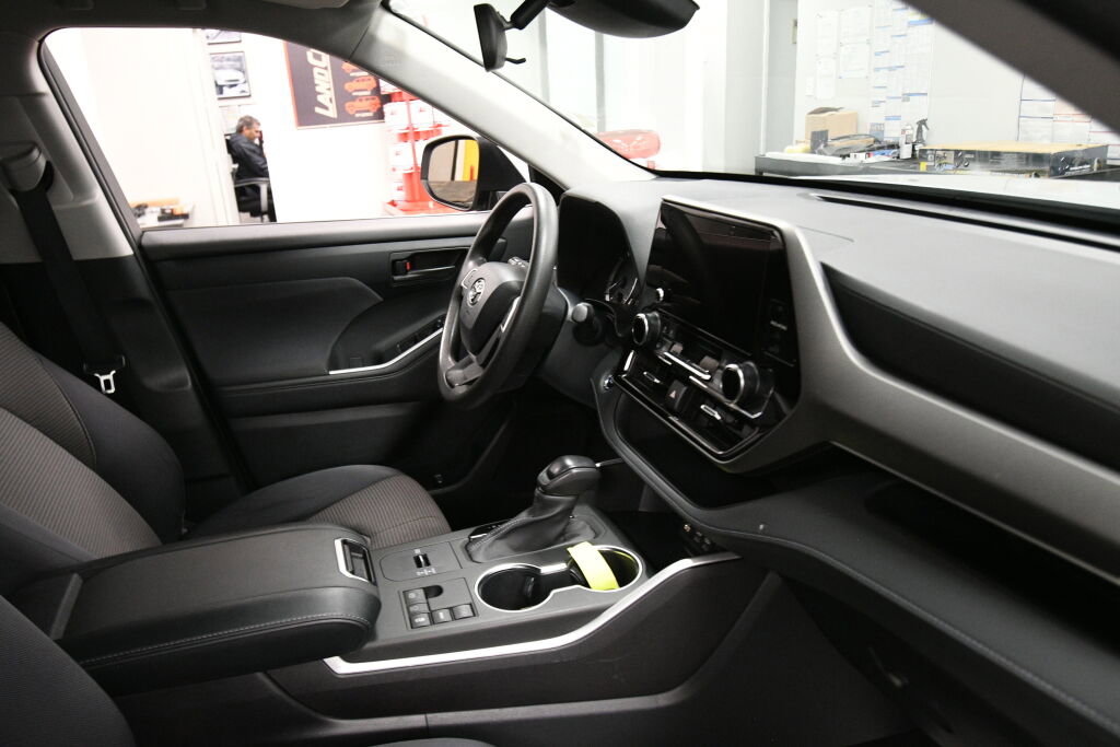 Used 2023 Toyota Highlander L FWD image 30