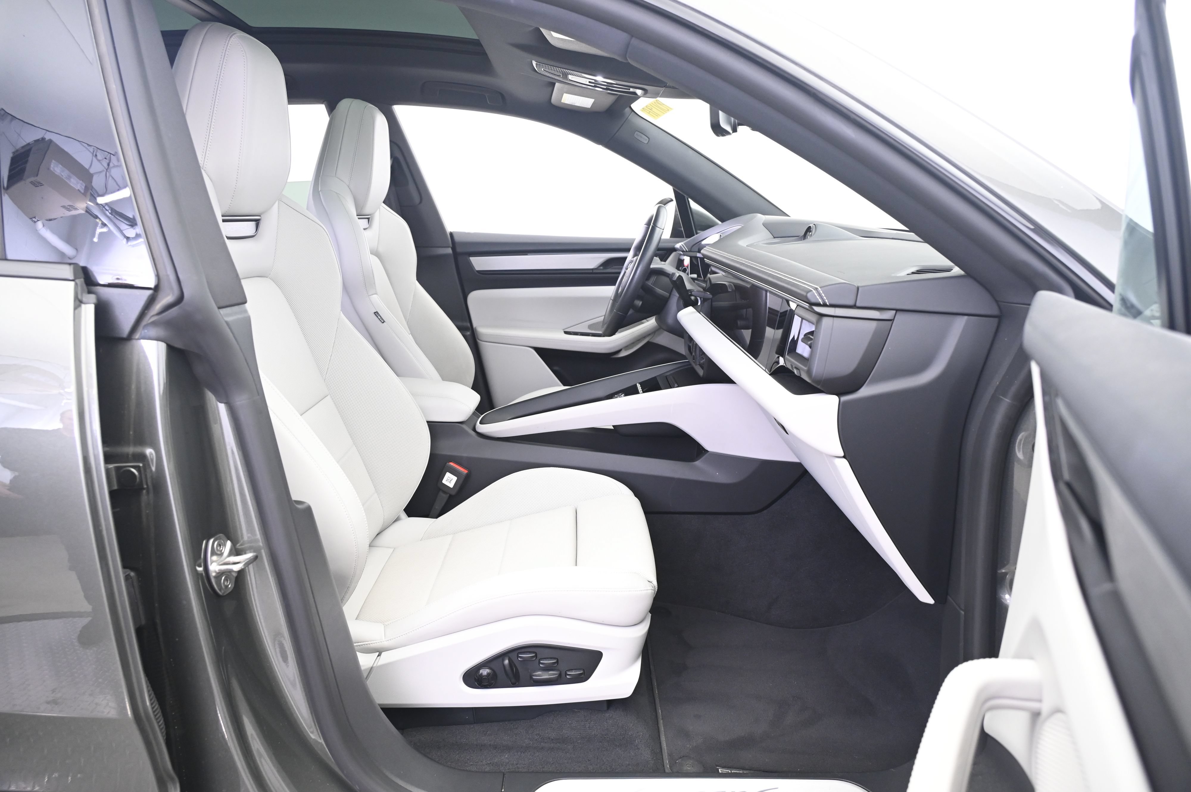 Certified 2024 Porsche Macan 4 Electric AWD/4WD image 24