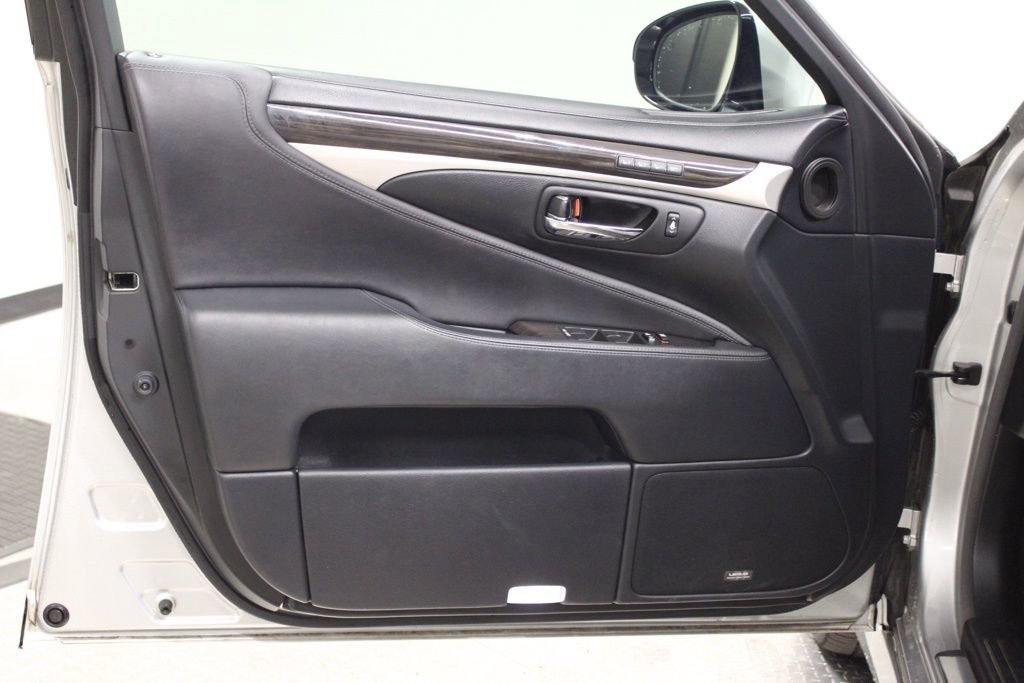 Used 2013 Lexus LS 460 AWD w/ Comfort Pkg image 17