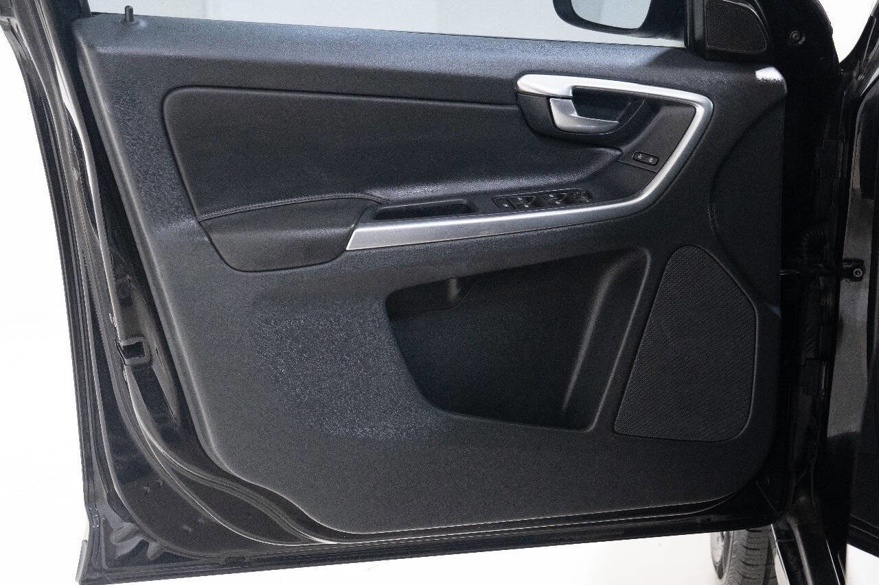 Used 2017 Volvo XC60 T5 w/ Tailgate Package image 32