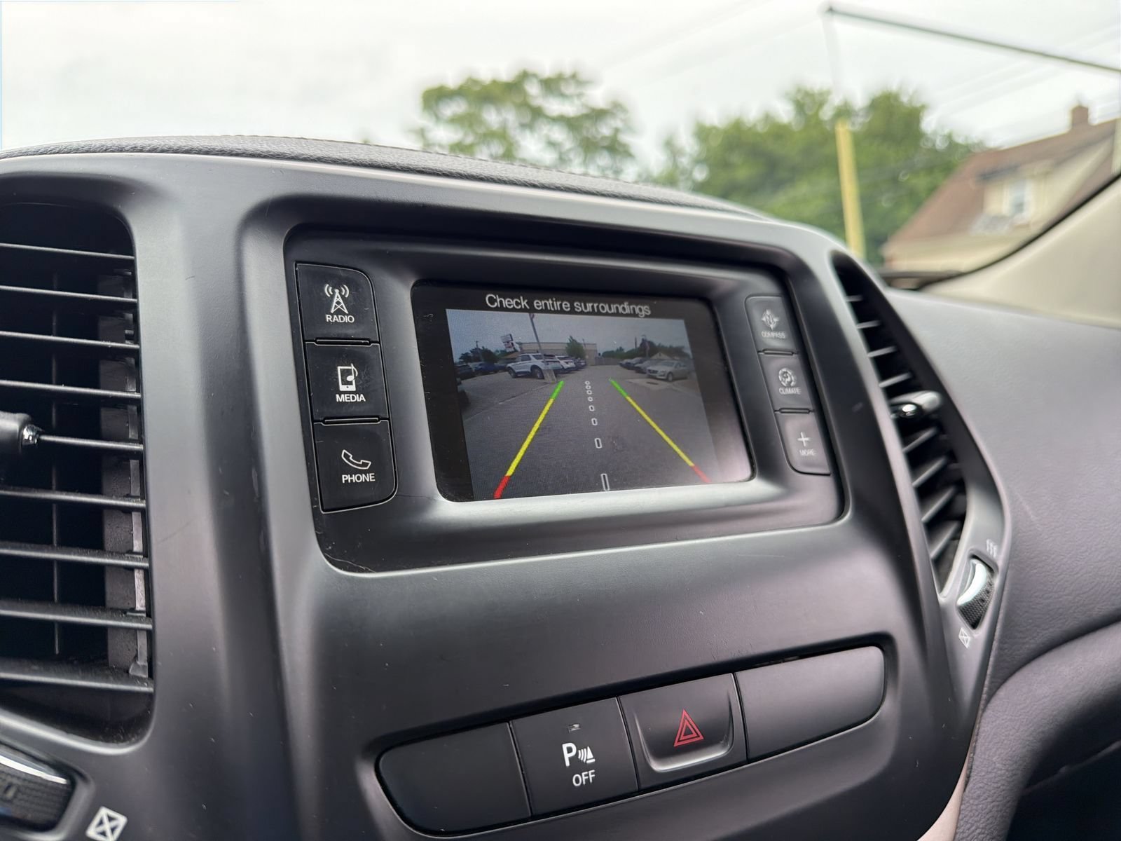 Used 2017 Jeep Cherokee Latitude w/ Safety/Convenience Group AWD/4WD image 30