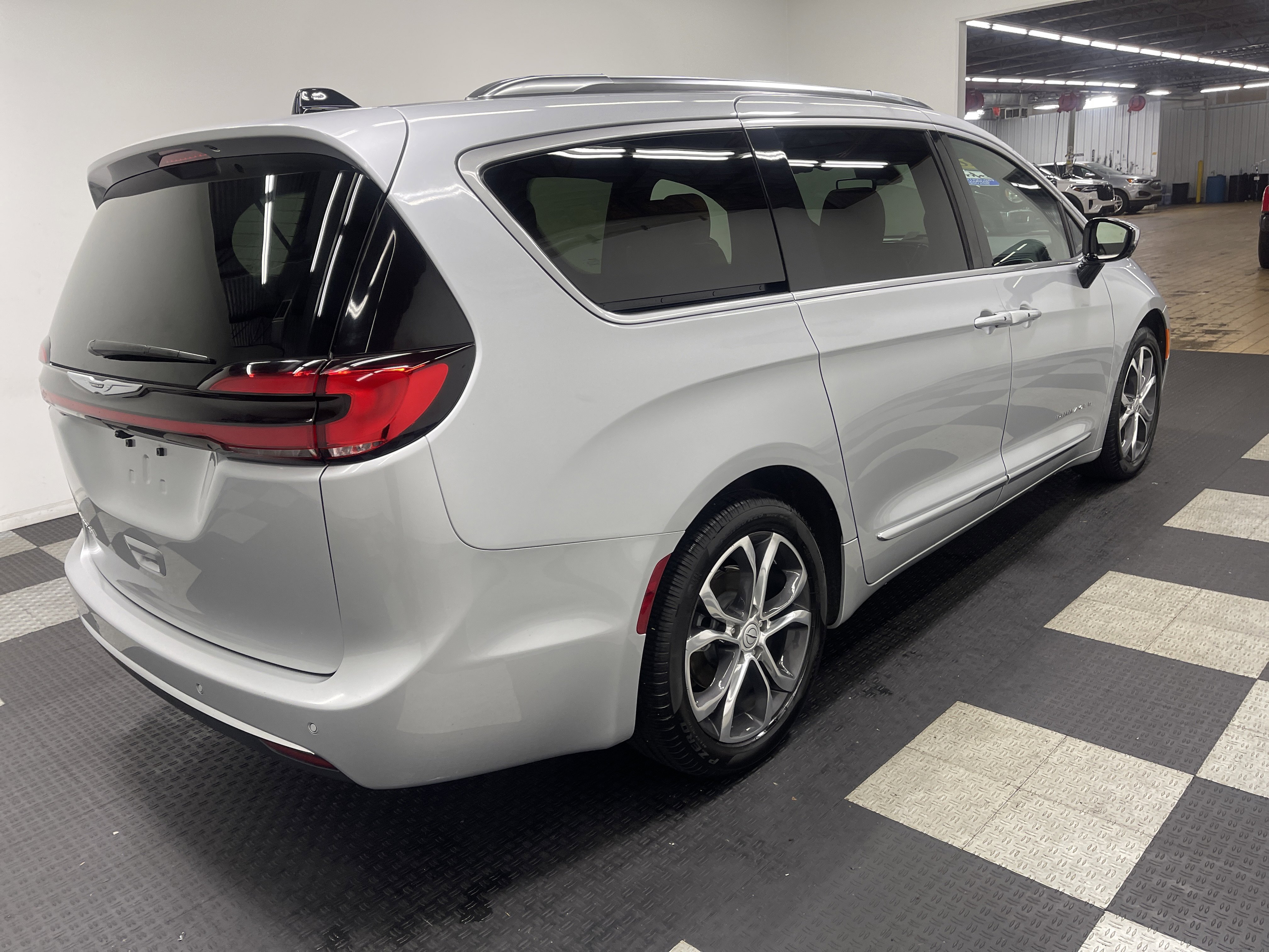 Used 2026 Chrysler Pacifica Pinnacle image 5
