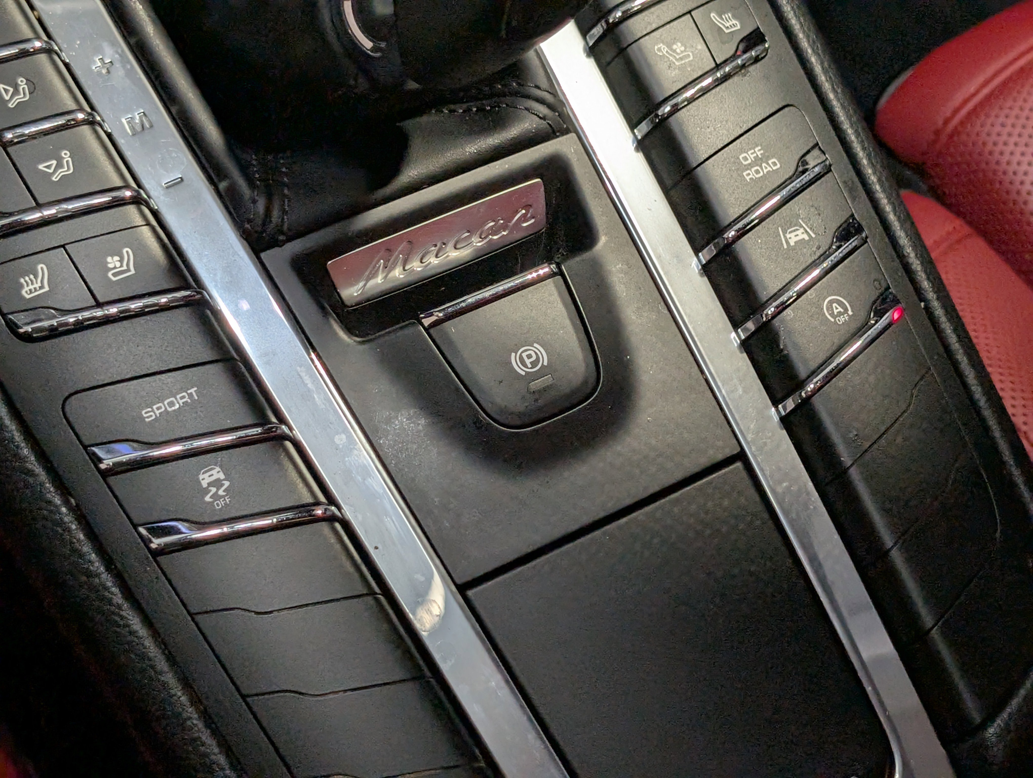 Certified 2018 Porsche Macan AWD/4WD image 42