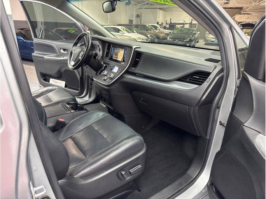 Used 2017 Toyota Sienna SE Premium FWD image 26