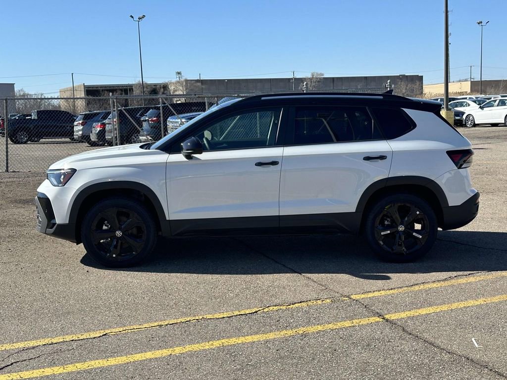 New 2025 Volkswagen Taos SE image 2