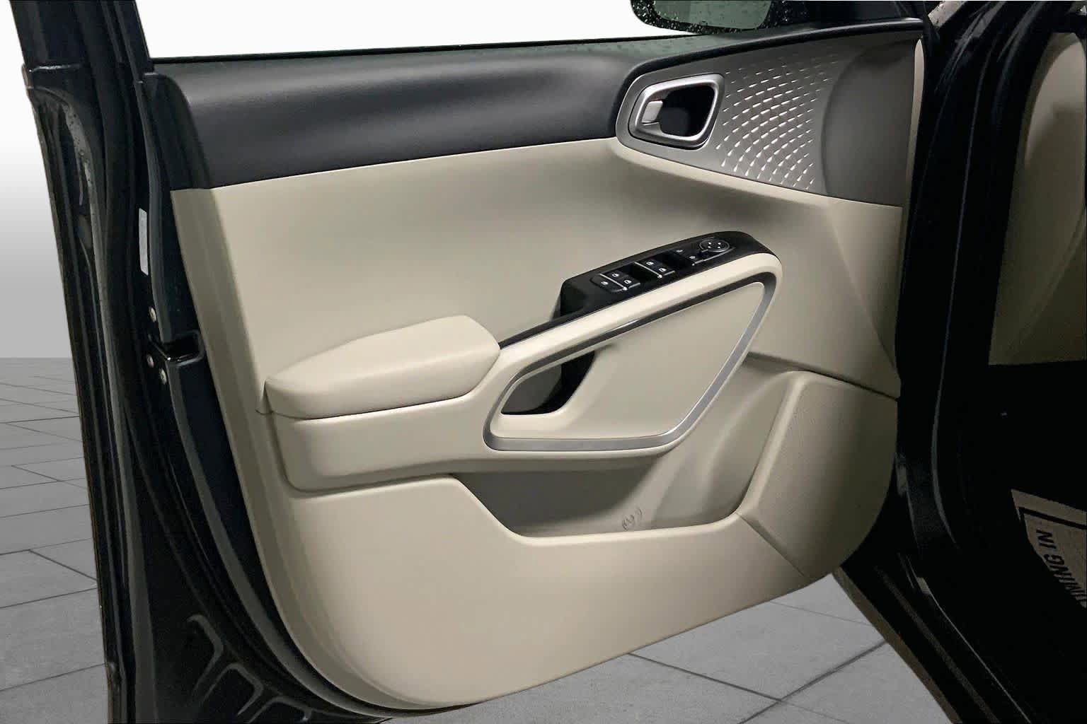 Used 2025 Kia Soul LX w/ LX Technology Package FWD image 21