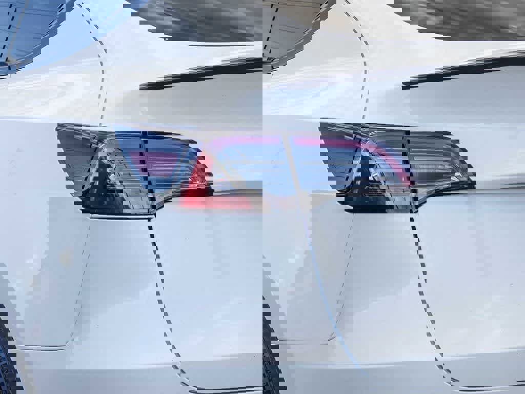 Used 2025 Tesla Model Y Performance image 7