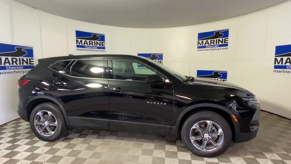 Used 2025 Chevrolet Blazer LT FWD image 3