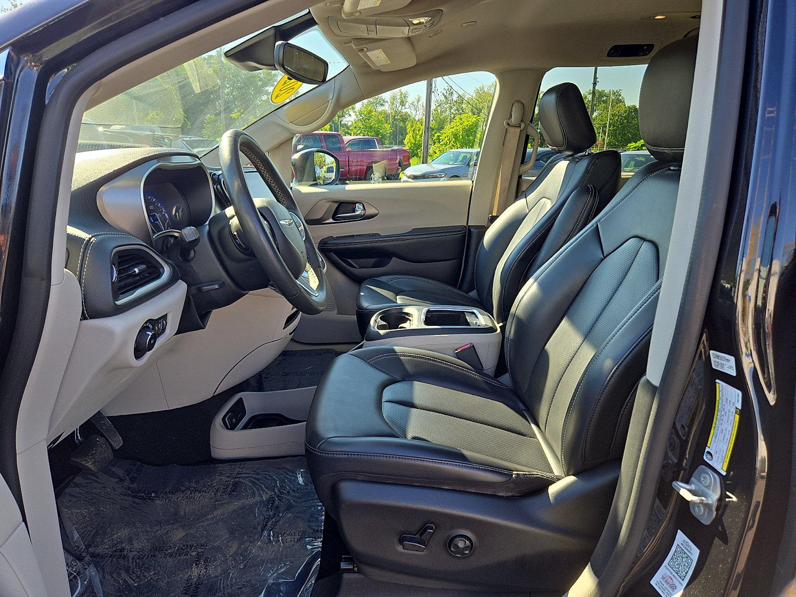 Used 2023 Chrysler Pacifica Touring-L AWD/4WD image 14