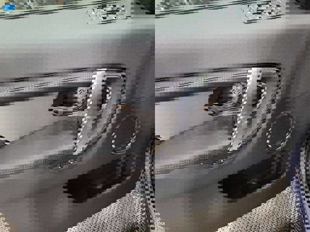 New 2024 Land Rover Discovery Sport Dynamic SE image 14