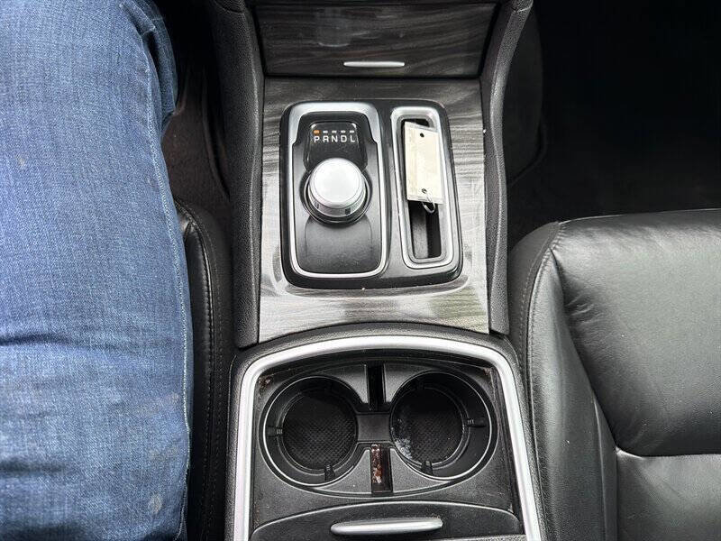 Used 2018 Chrysler 300 Touring L AWD/4WD image 24