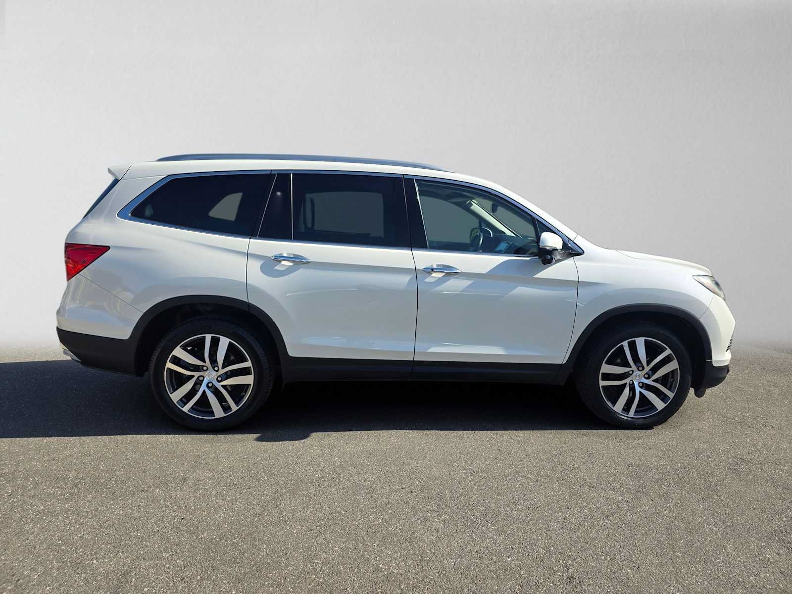 Used 2018 Honda Pilot Touring image 2