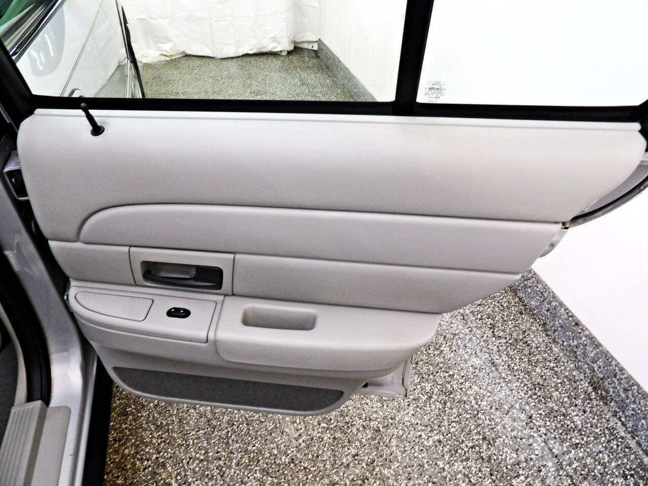 Used 2003 Ford Crown Victoria LX RWD image 12