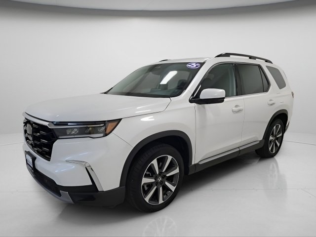 Used 2025 Honda Pilot Touring image 11