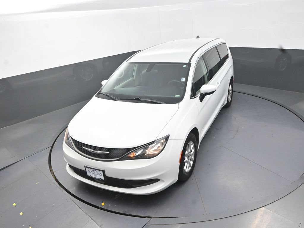Used 2022 Chrysler Voyager LX FWD image 16