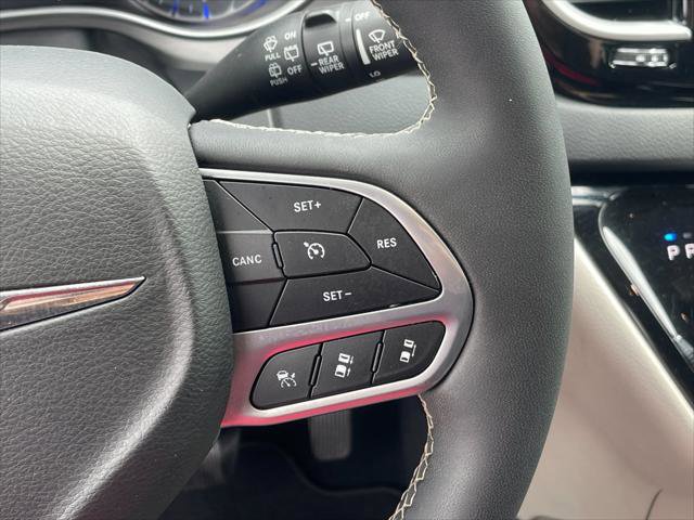 Used 2024 Chrysler Pacifica Touring-L image 28