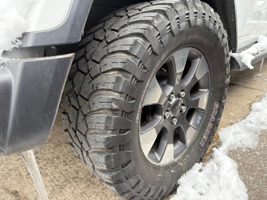 Used 2018 Jeep Wrangler Unlimited Sahara w/ Dual Top Group image 39