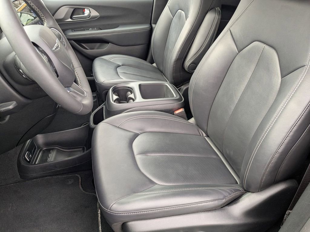Used 2025 Chrysler Pacifica Select image 16