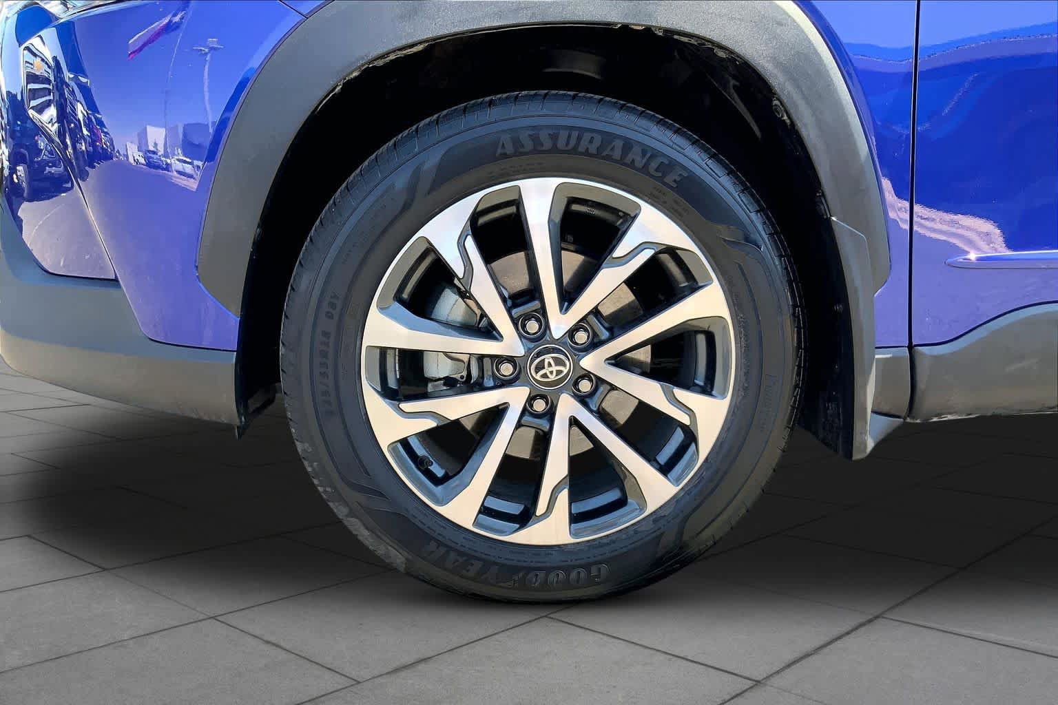 Used 2024 Toyota Corolla Cross XLE w/ Convenience Package FWD image 11