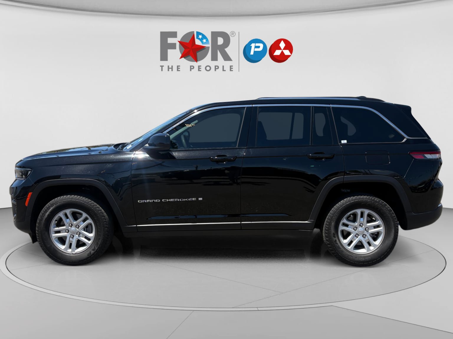 Used 2023 Jeep Grand Cherokee Laredo RWD image 2