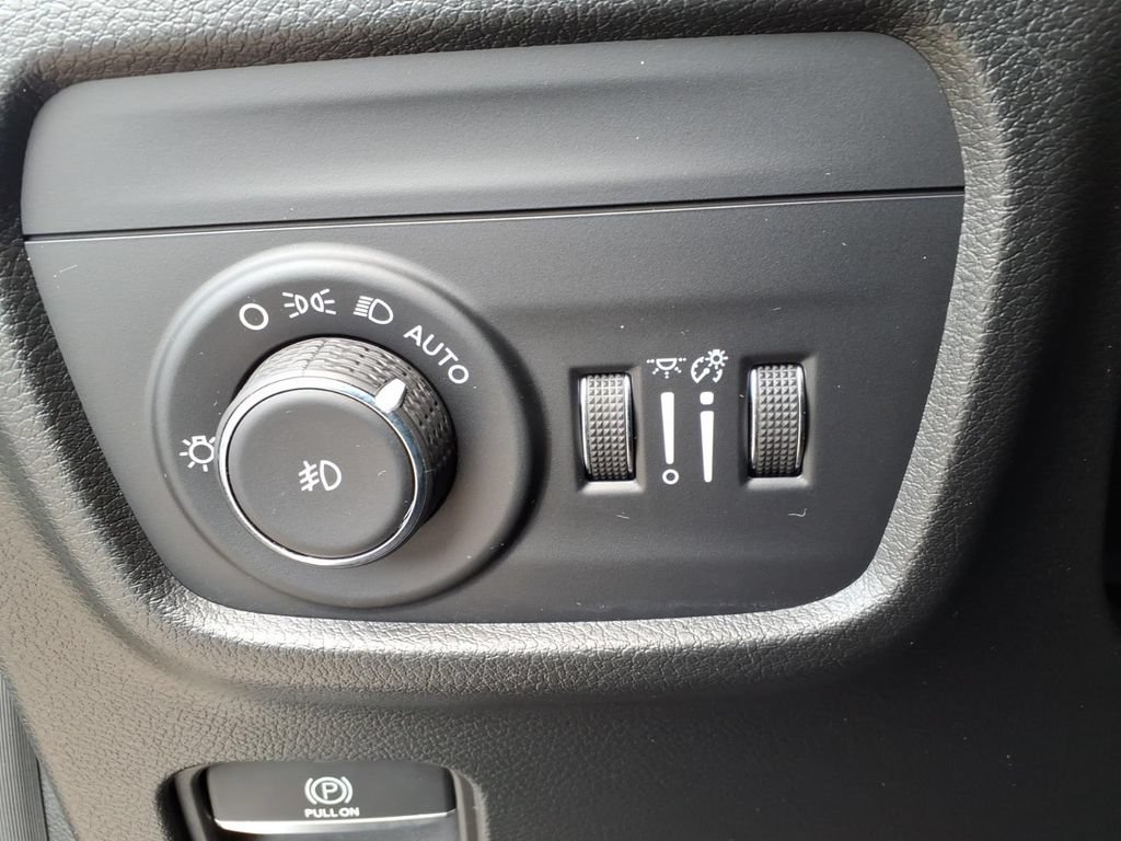Used 2023 Jeep Grand Cherokee L Limited w/ Luxury Tech Group II RWD image 38