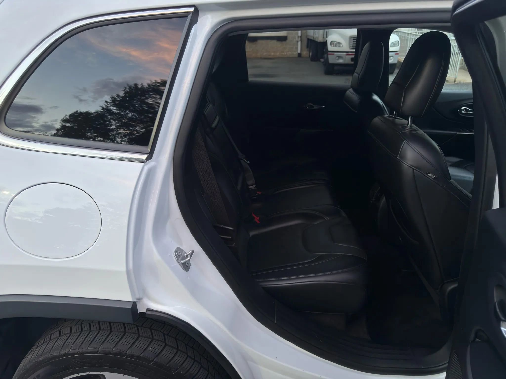 Used 2019 Jeep Cherokee Limited image 27