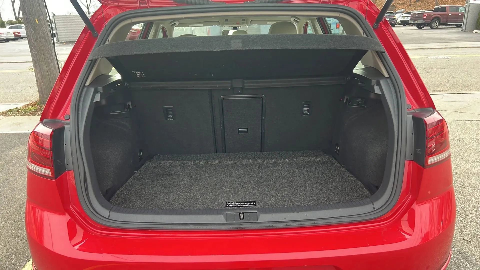 Used 2019 Volkswagen Golf SE image 10