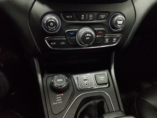 Used 2019 Jeep Cherokee Latitude Plus w/ Cold Weather Group AWD/4WD image 7