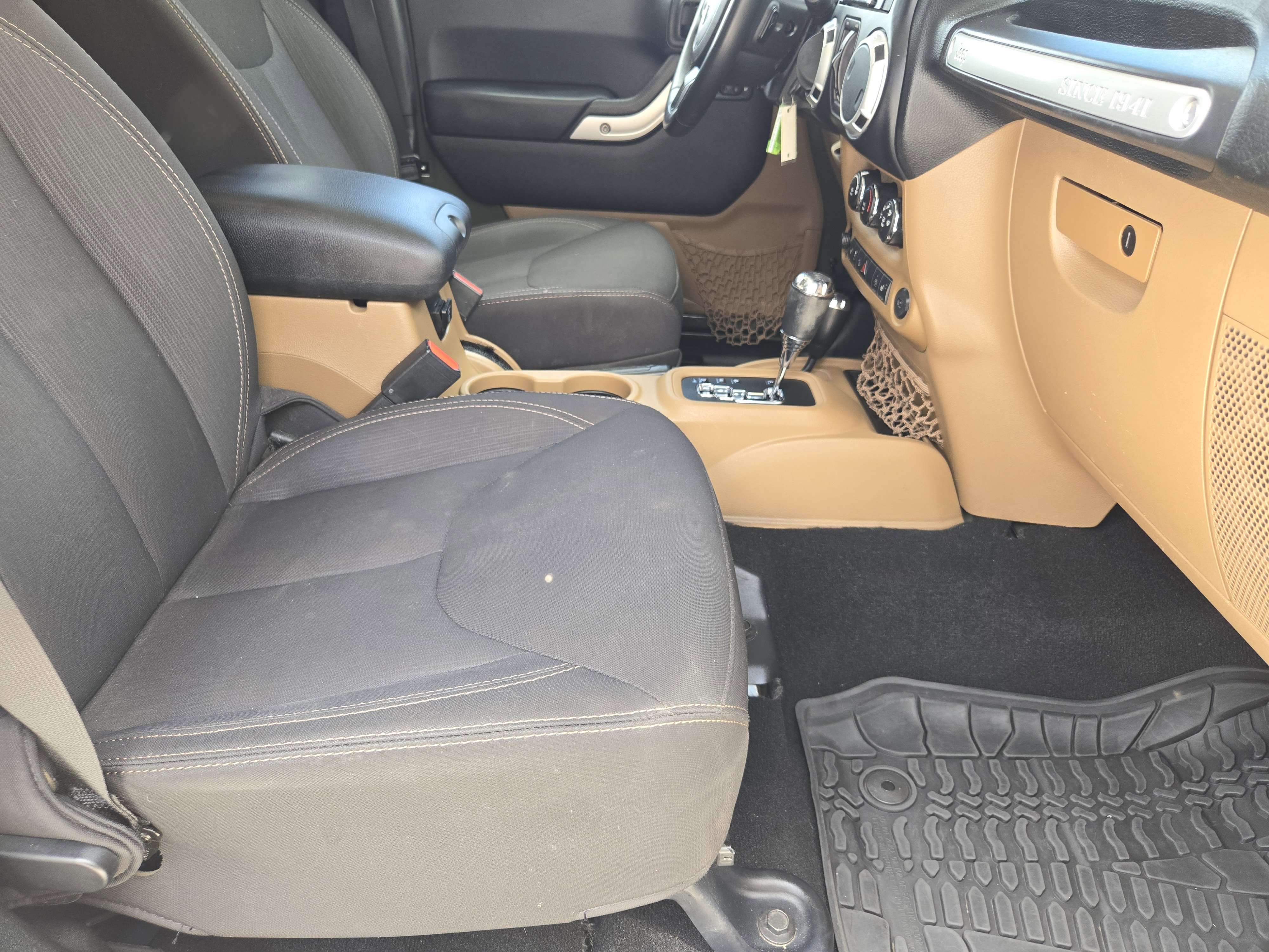 Used 2015 Jeep Wrangler Unlimited Sahara w/ Connectivity Group AWD/4WD image 15