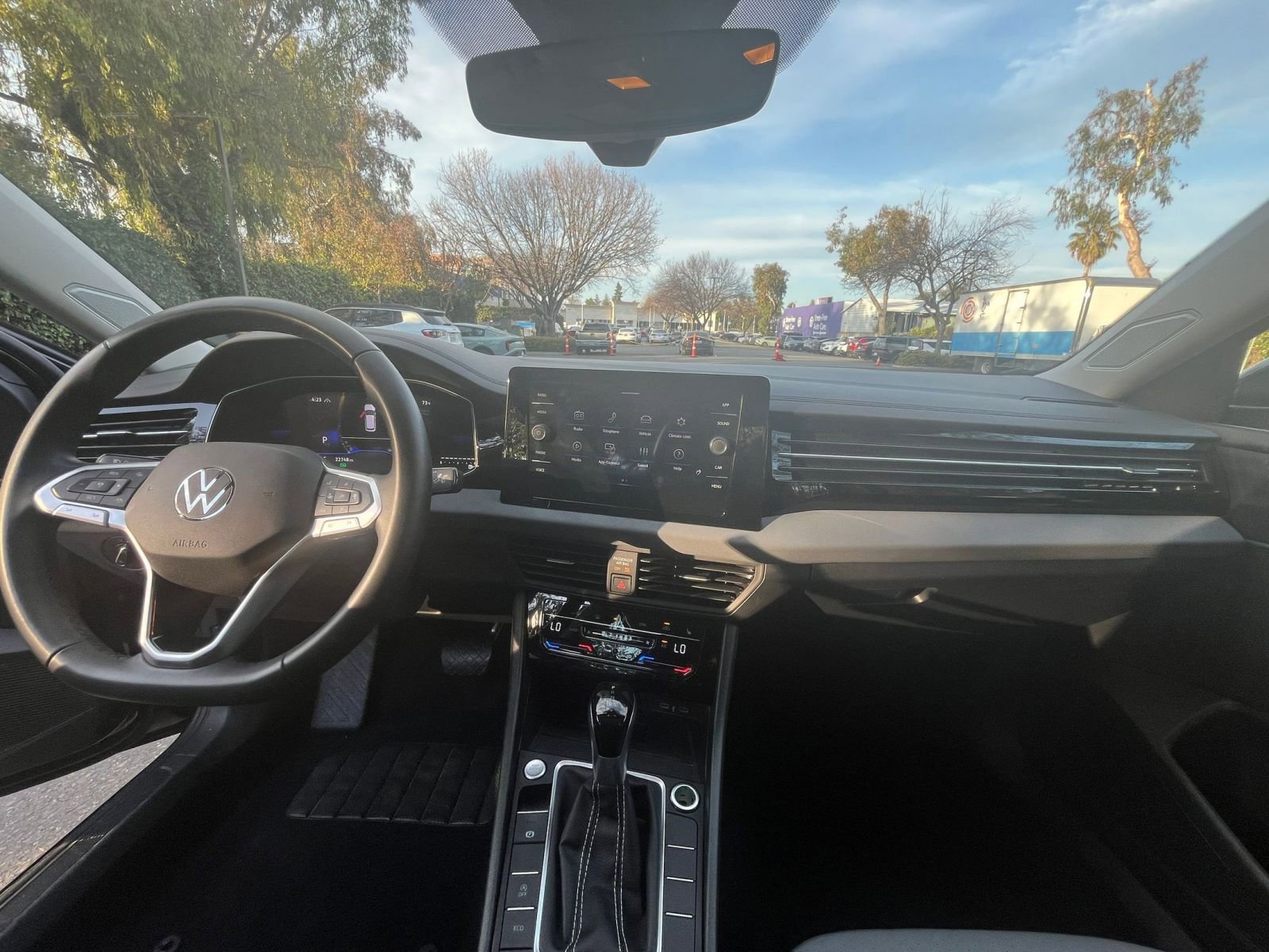 Used 2025 Volkswagen Jetta SE image 34