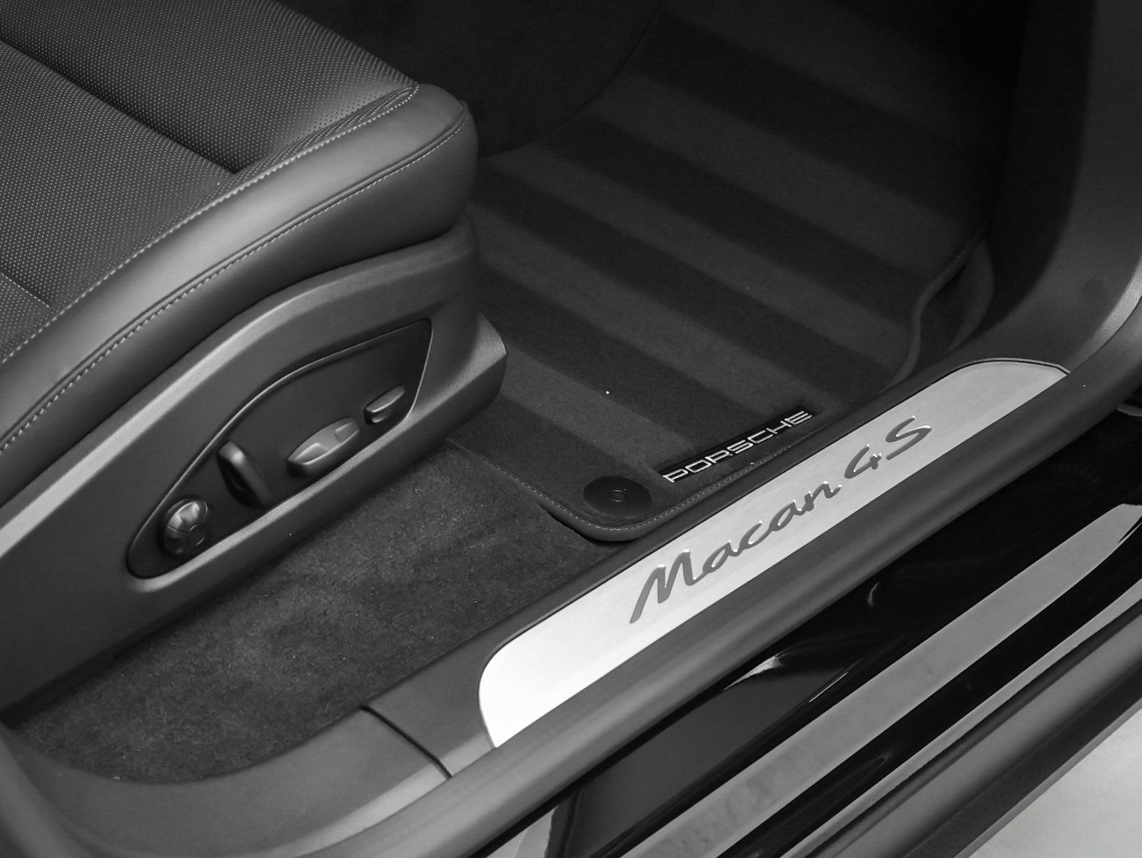 Certified 2025 Porsche Macan 4S Electric AWD/4WD image 19