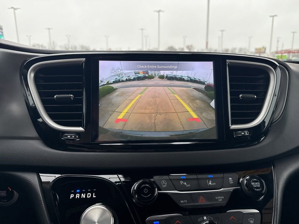 Used 2025 Chrysler Pacifica Select FWD image 17