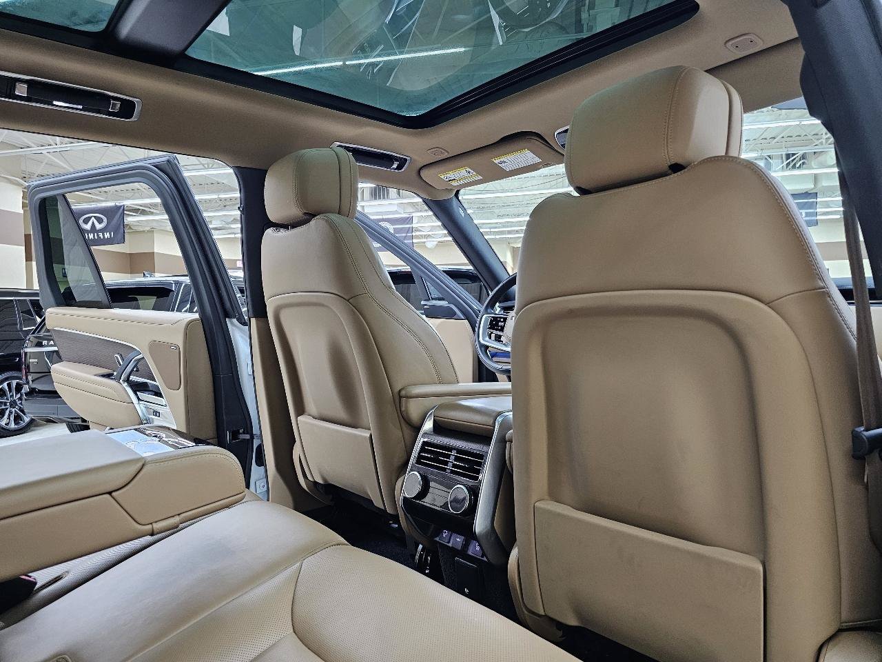 Used 2025 Land Rover Range Rover SE AWD/4WD image 25