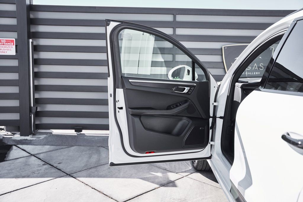 Used 2025 Porsche Macan GTS image 32