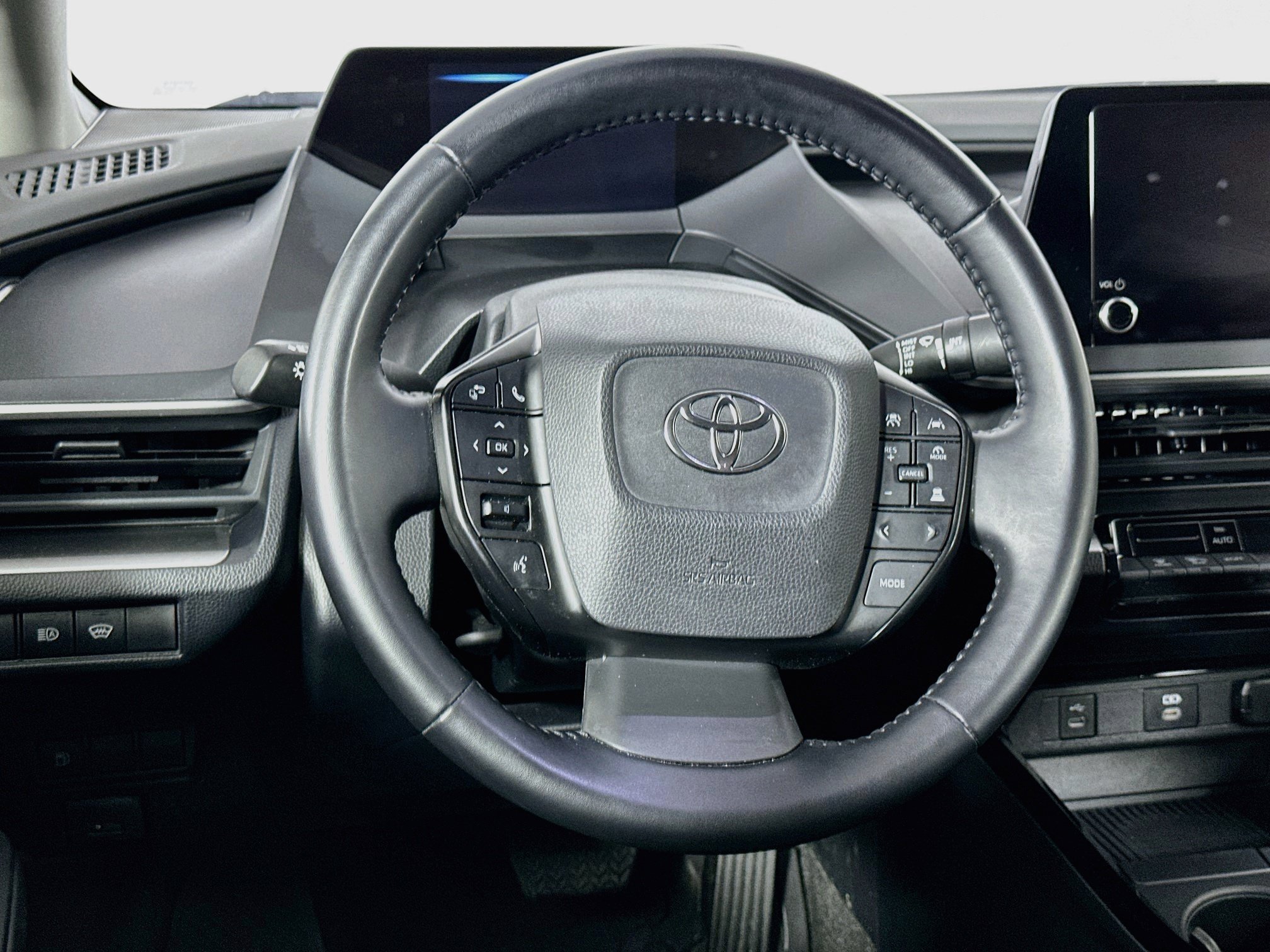 Used 2025 Toyota Prius LE FWD image 18