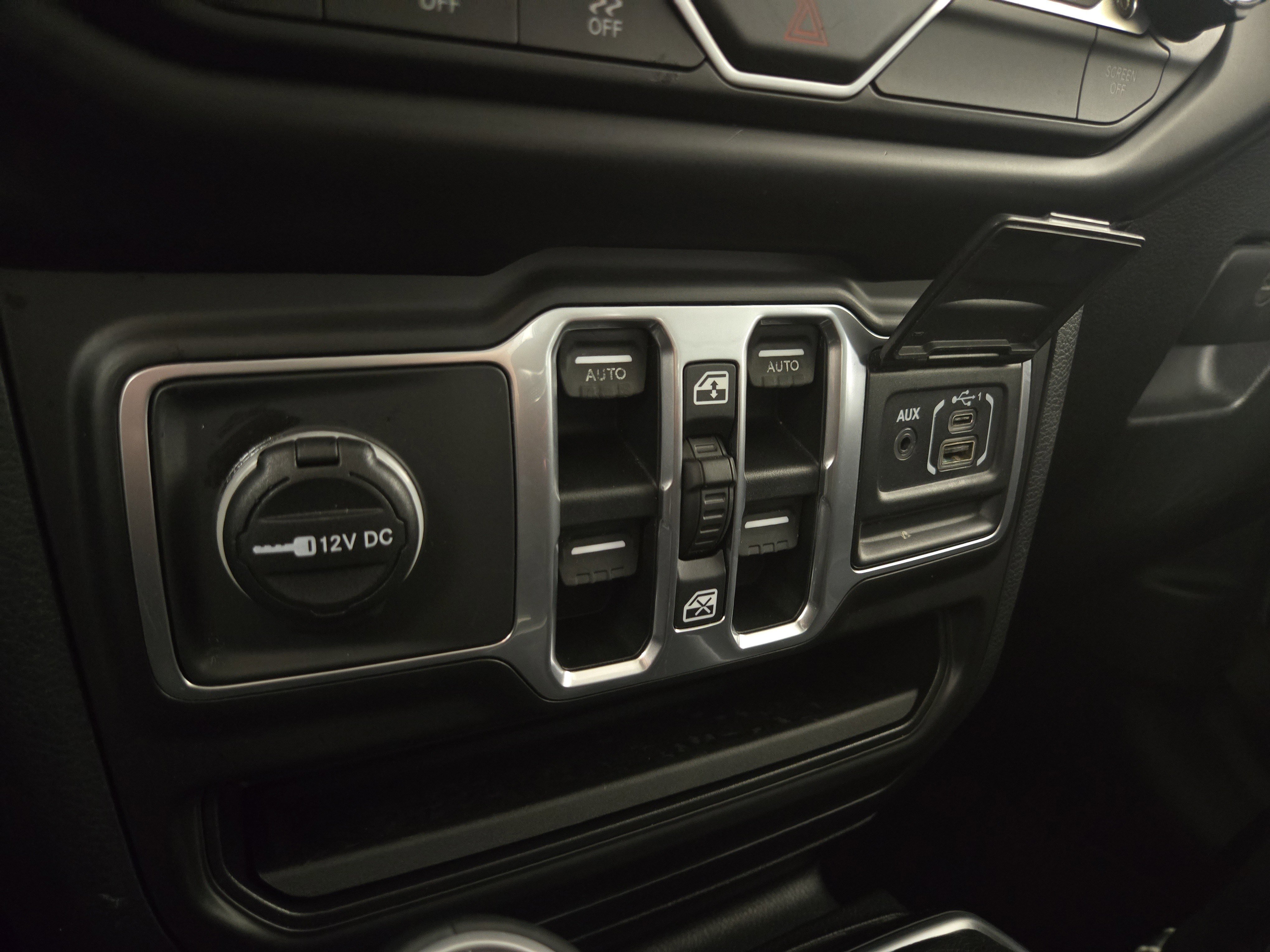 Used 2018 Jeep Wrangler Unlimited Sahara image 29