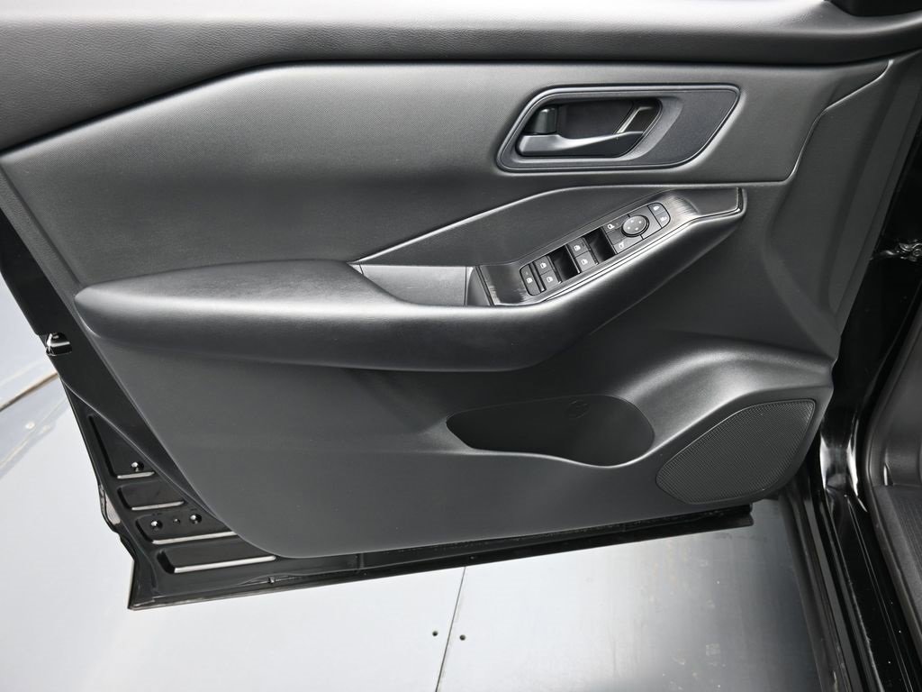 Used 2025 Nissan Rogue S image 9